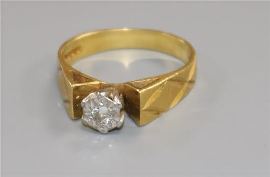 An 18ct gold and illusion set solitaire diamond ring, size N/O.